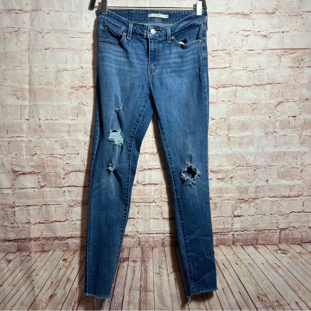 Women’s medium wash Levi’s 711 skinny distressed knees size 28